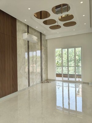 Room in 4 BHK Builder Floor at BPTP Park Central, Sector 85 – for Sale
