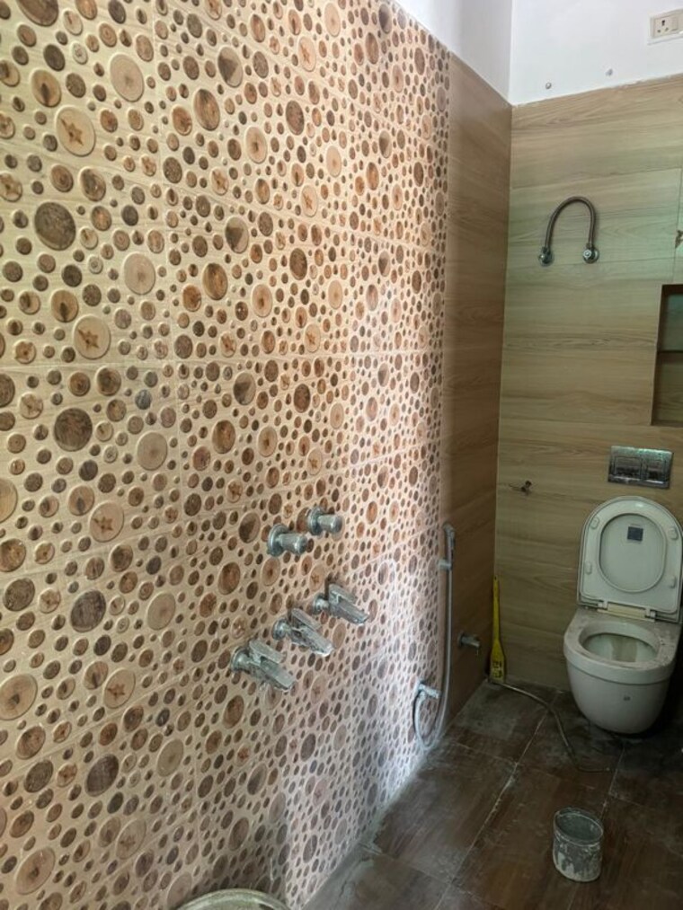 Bathroom, chiranjiv vihar 5 Bedroom 108 Sq.Yd. Independent House In Chiranjiv Vihar Ghaziabad 10642851