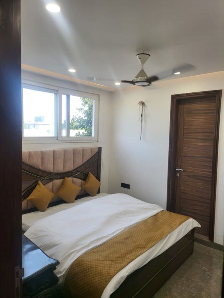Bedroom, udyog vihar phase 2 2 Bedroom 200 Sq.Yd. Builder Floor In Udyog Vihar Phase 2 Gurgaon 10642874