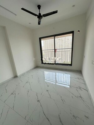 Room in 3 BHK Apartment at Hum Solaris, Kandivali West – for Rent