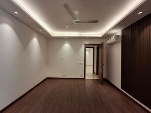 Room in 4 BHK Apartment at DLF The Belaire, Sector 54 – for Sale