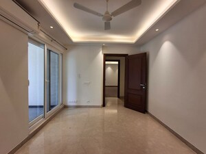 Room in 4 BHK Apartment at DLF The Belaire, Sector 54 – for Sale