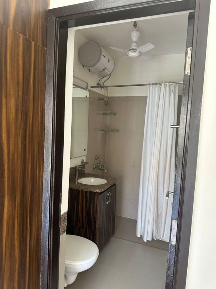 Bathroom, emaar-mgf-emerald-hills 4 Bedroom 350 Sq.Yd. Apartment In Sector 65 Gurgaon 10642398