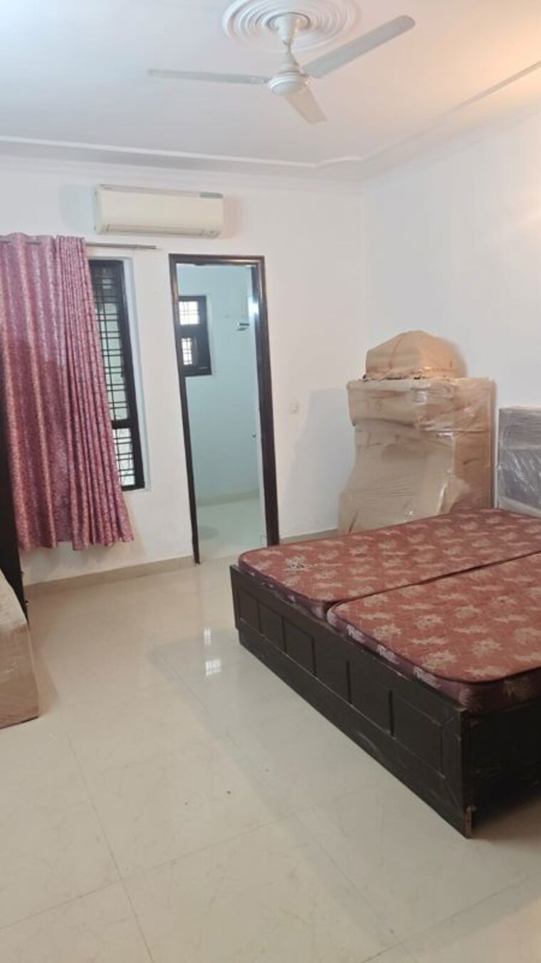 Bedroom, green fields colony 3 Bedroom 240 Sq.Yd. Builder Floor In Green Fields Colony Faridabad 10642897