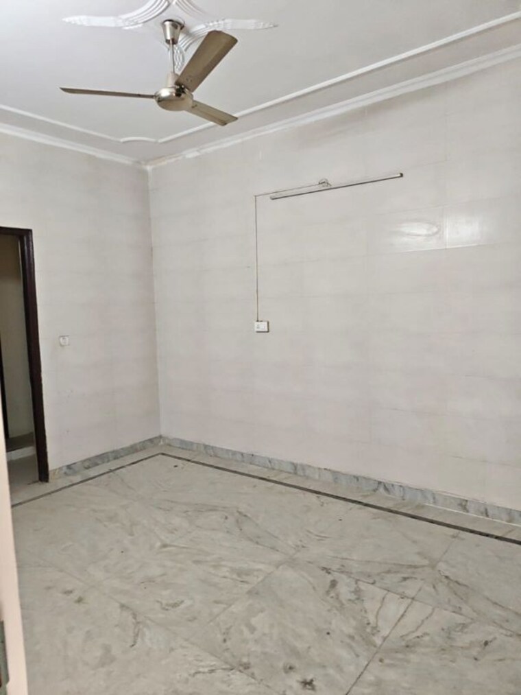 Room, green fields colony 3 Bedroom 240 Sq.Yd. Builder Floor In Green Fields Colony Faridabad 10642897