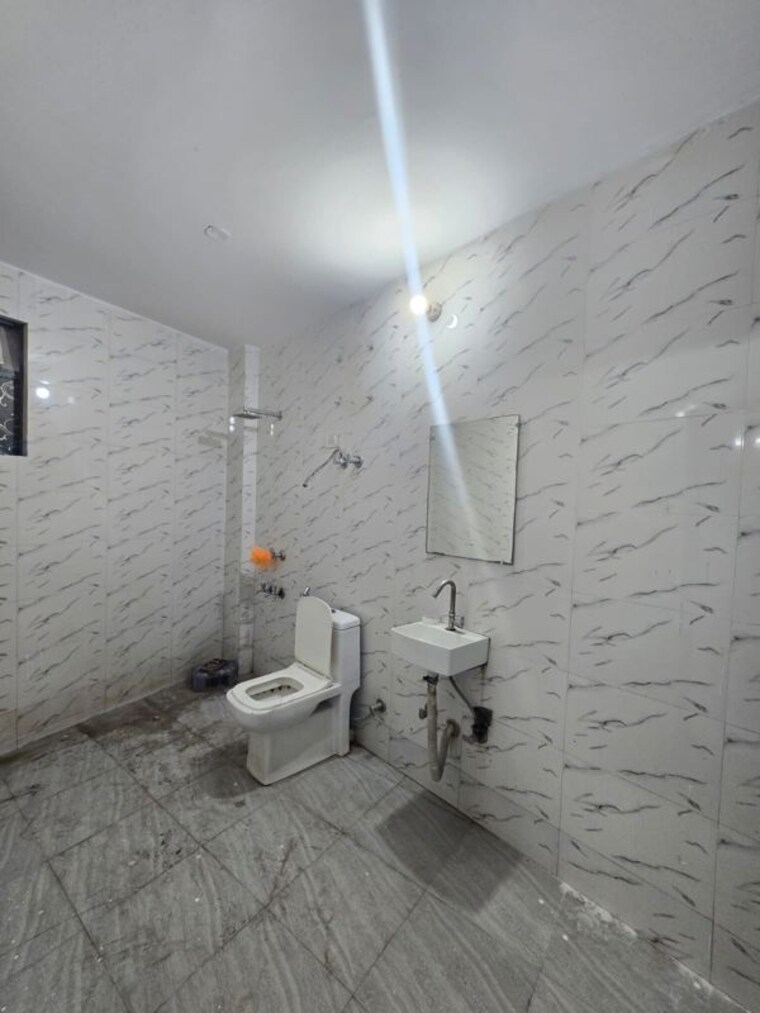 Bathroom, paryavaran complex 3 Bedroom 1350 Sq.Ft. Builder Floor In Paryavaran Complex Delhi 10642949