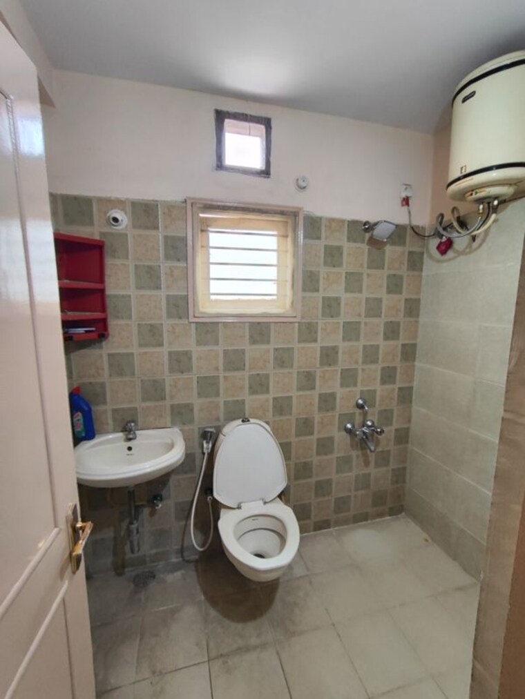 Bathroom, koramangala 2 Bedroom 1000 Sq.Ft. Builder Floor In Koramangala Bangalore 10643091