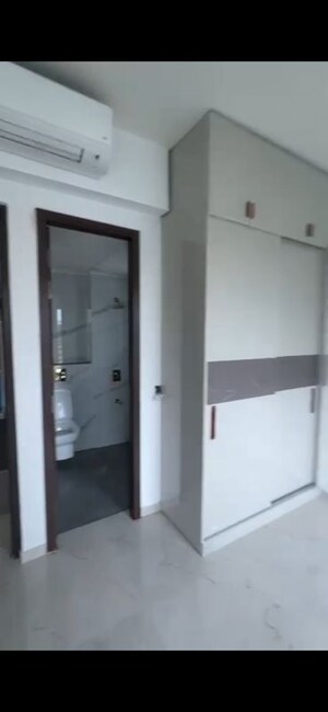 Room in 3 BHK Apartment at Smart World Orchard, Sector 61 – for Rent