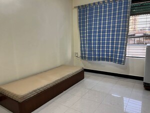 Room in 1 BHK Apartment at Gayatri Corner, Kandivali East – for Rent