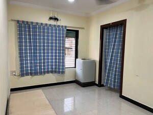 Room in 1 BHK Apartment at Gayatri Corner, Kandivali East – for Rent