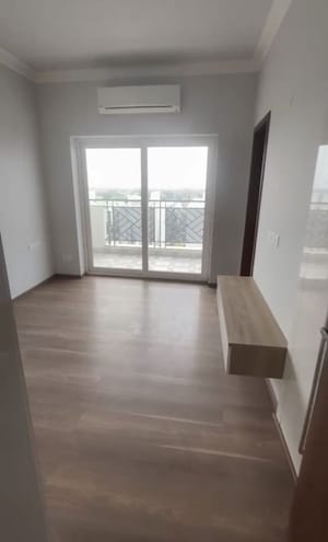 Room in 3 BHK Apartment at Central Park Flower Valley, Sohna Sector 33 – for Rent