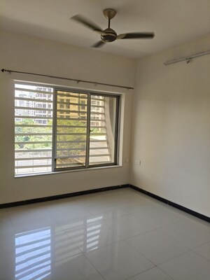 Room in 3 BHK Apartment at Soham Tropical Lagoon, Ghodbunder Road – for Rent