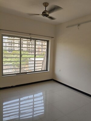 Room in 3 BHK Apartment at Soham Tropical Lagoon, Ghodbunder Road – for Rent