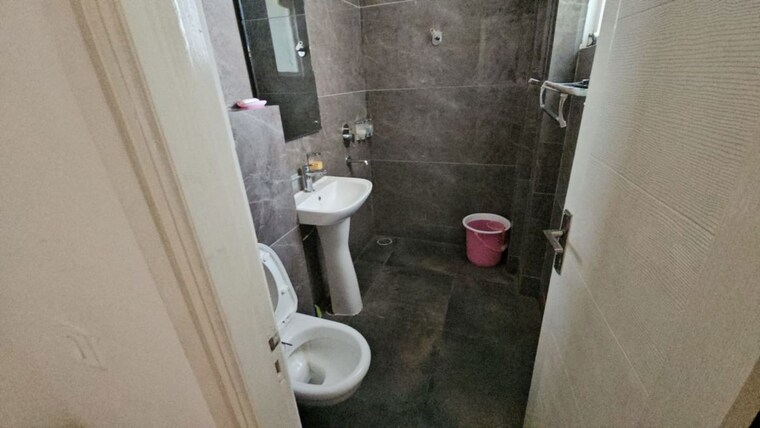 Bathroom, bliss-orra 3 Bedroom 1850 Sq.Ft. Apartment In Ambala Highway Zirakpur 10643292