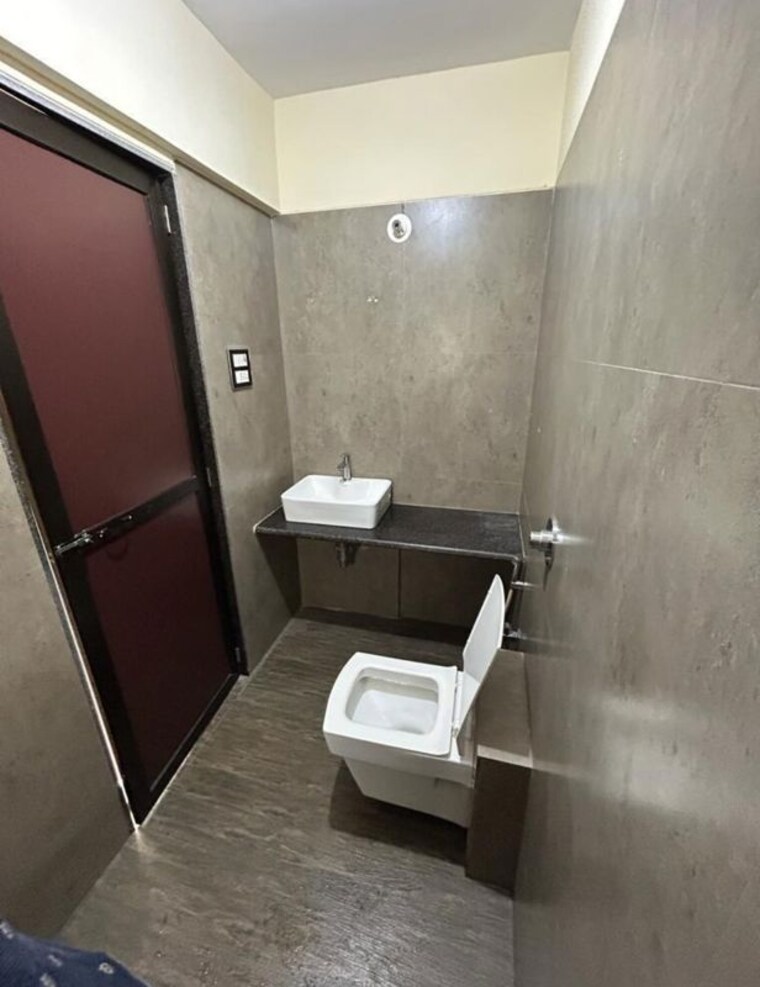 Bathroom, aashna-kamal-dutt-chs 3 Bedroom 900 Sq.Ft. Apartment In Amboli Mumbai 10629213