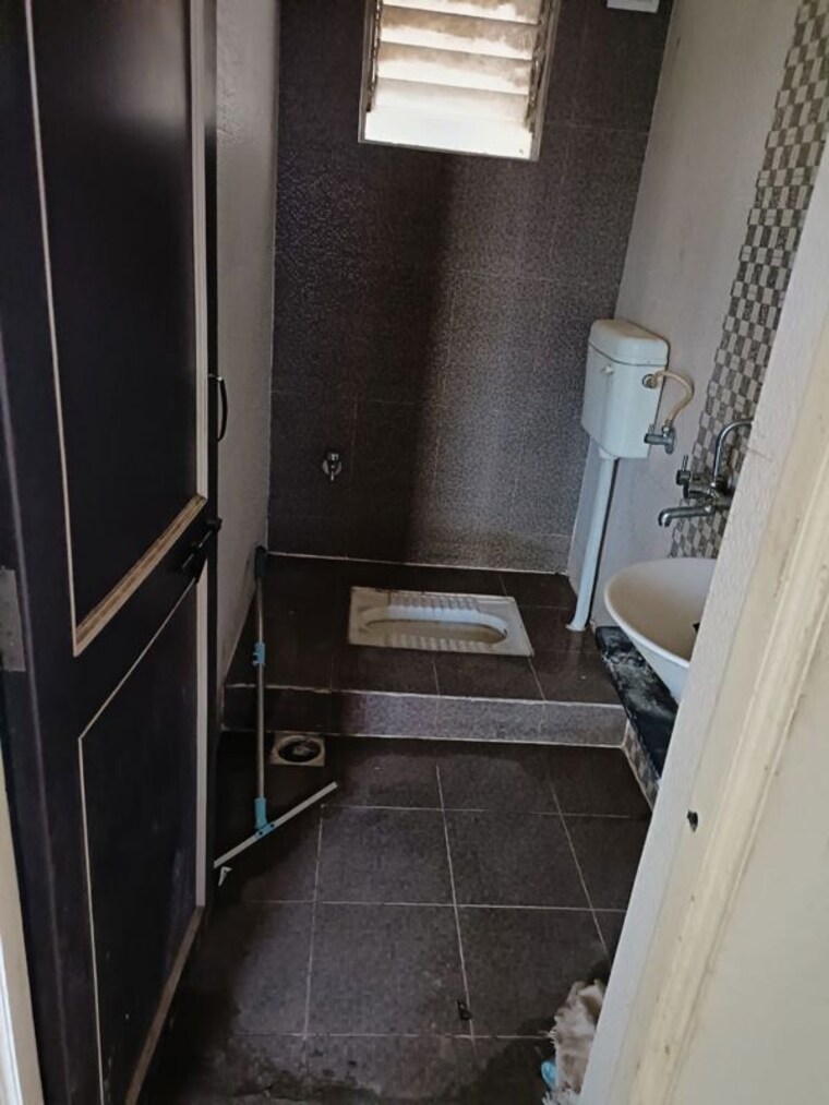 Bathroom, shriram society Commercial Office Space 200 Sq.Ft. In Shriram Society Pune 10643363