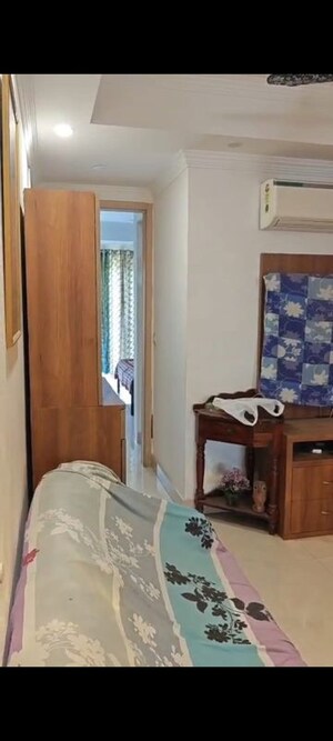 Furnished Amenities in 3 BHK Builder Floor at Chittaranjan Park – for Sale