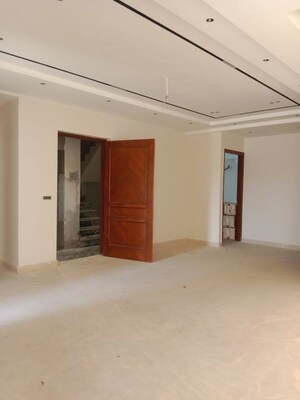 Room in 3 BHK Apartment at ATS Triumph, Sector 104 – for Sale