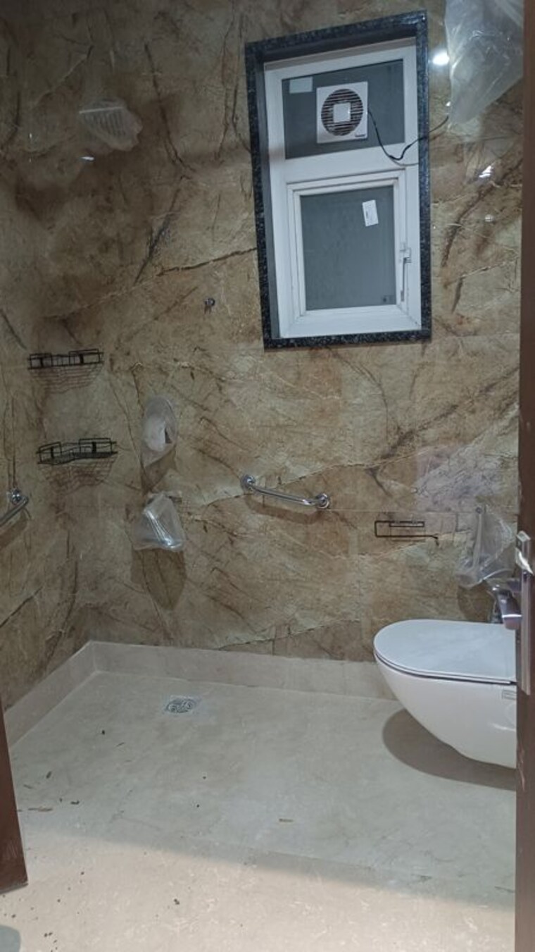 Bathroom, east patel nagar 3 Bedroom 1803 Sq.Ft. Builder Floor In East Patel Nagar Delhi 10643575