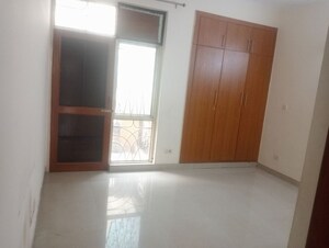 Room in 3.5 BHK Apartment at Parsvnath Green Ville, Sector 48 – for Rent