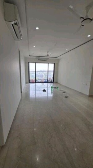 Room in 4 BHK Apartment at Kalpataru Magnus, Bandra East – for Sale