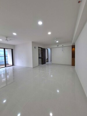 Room in 4 BHK Apartment at Kalpataru Magnus, Bandra East – for Sale
