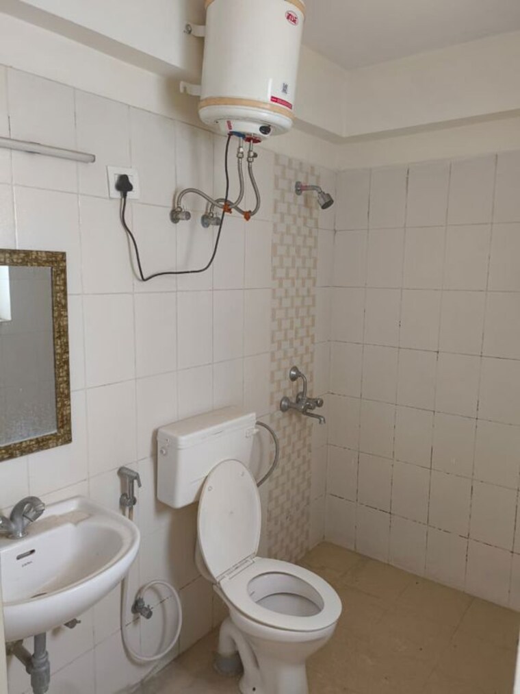 Bathroom, smart-world-orchard 3 Bedroom 1712 Sq.Ft. Builder Floor In Sector 61 Gurgaon 10643727
