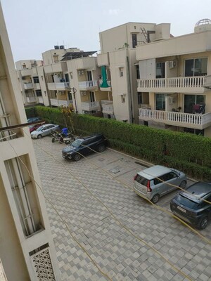 Parking in 3 BHK Builder Floor at Smart World Orchard, Sector 61 – for Rent