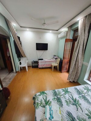 Team Area in 2 BHK Builder Floor at DLF Royale Residences, Dlf Phase I – for Rent