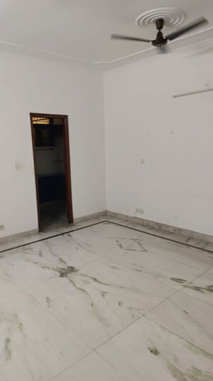 Room in 3 BHK Builder Floor at RWA Apartments Sector 39, Sector 39 – for Rent