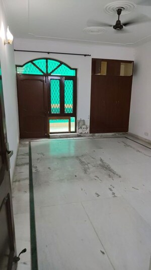 Room in 3 BHK Builder Floor at RWA Apartments Sector 39, Sector 39 – for Rent