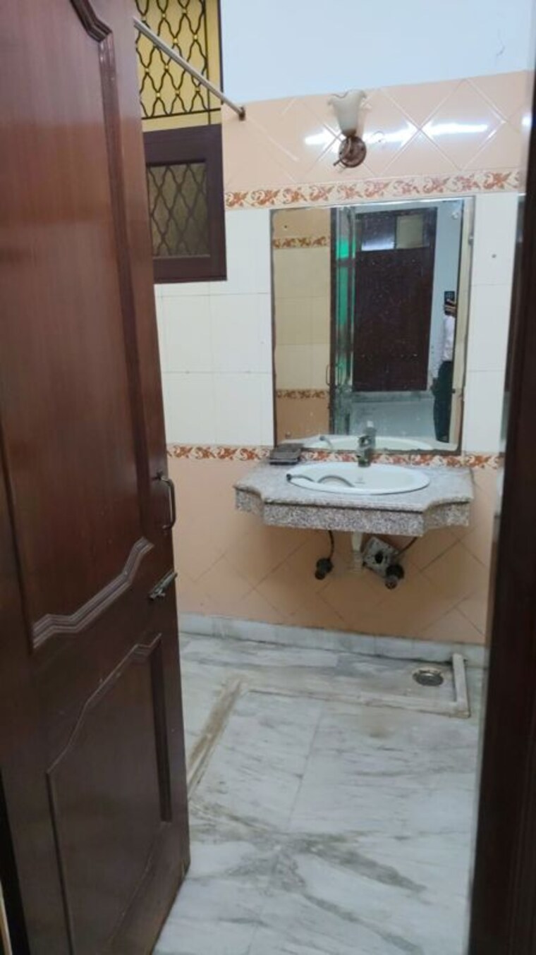 Bathroom, rwa-apartments-sector-39 3 Bedroom 3000 Sq.Ft. Builder Floor In Sector 39 Noida 10643749