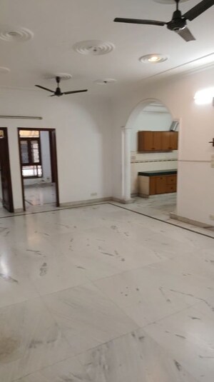 Room in 3 BHK Builder Floor at RWA Apartments Sector 39, Sector 39 – for Rent