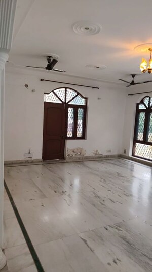 Room in 3 BHK Builder Floor at RWA Apartments Sector 39, Sector 39 – for Rent