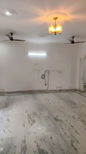 Room in 3 BHK Builder Floor at RWA Apartments Sector 39, Sector 39 – for Rent