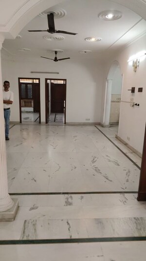 Room in 3 BHK Builder Floor at RWA Apartments Sector 39, Sector 39 – for Rent