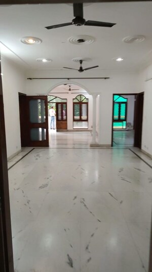 Room in 3 BHK Builder Floor at RWA Apartments Sector 39, Sector 39 – for Rent