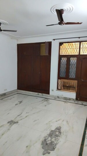 Room in 3 BHK Builder Floor at RWA Apartments Sector 39, Sector 39 – for Rent