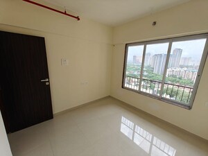 Room in 2 BHK Apartment at Vedant Sumeet Elite, Balkum Pada – for Rent