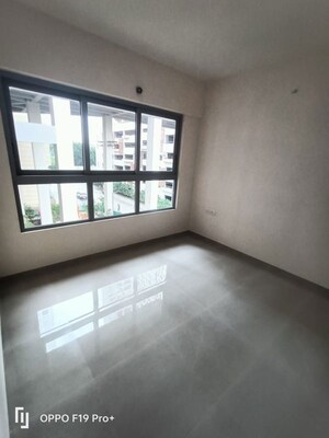Room in 2 BHK Apartment at Piramal Vaikunth, Balkum Pada – for Rent