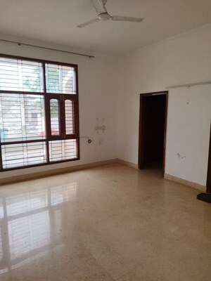 Room in 3 BHK Builder Floor at RWA Apartments Sector 39, Sector 39 – for Rent