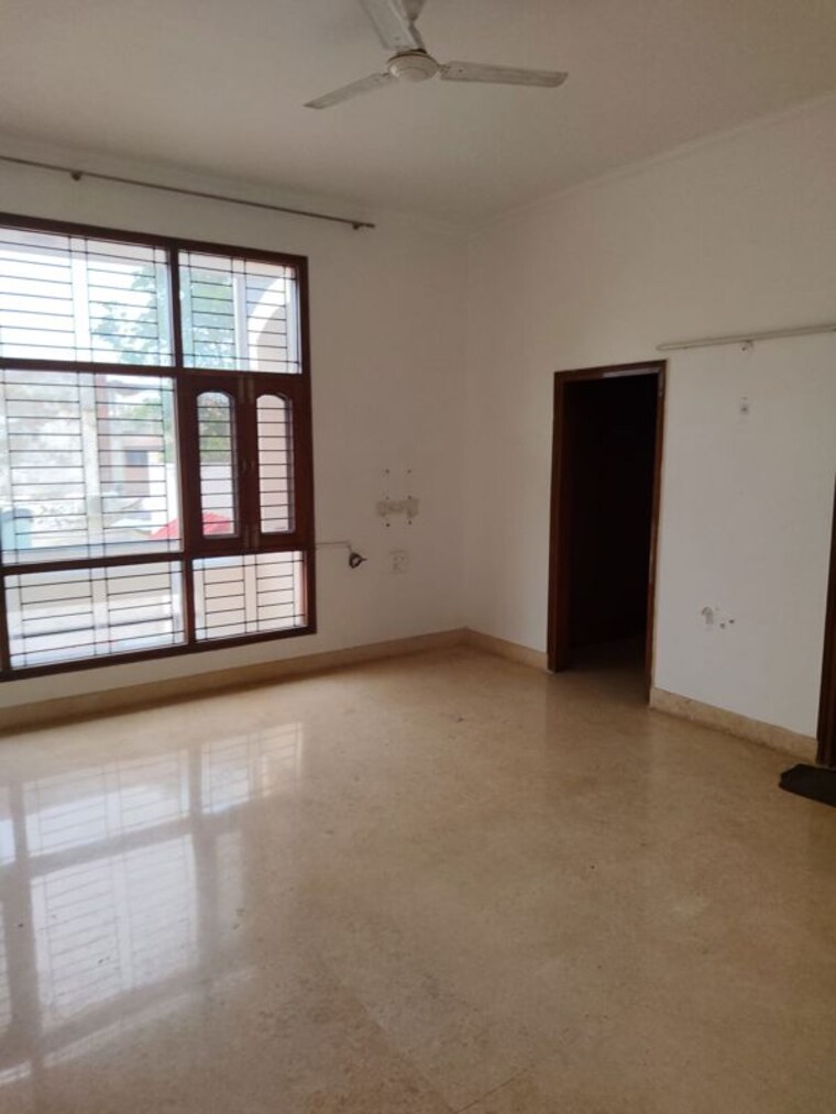 Room, rwa-apartments-sector-39 3 Bedroom 4000 Sq.Ft. Builder Floor In Sector 39 Noida 10643775