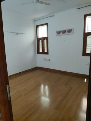 Room in 3 BHK Builder Floor at RWA Apartments Sector 39, Sector 39 – for Rent