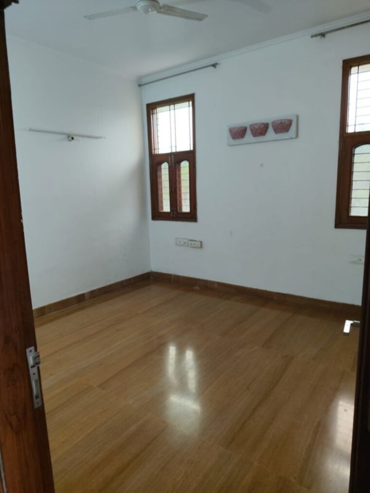 Room, rwa-apartments-sector-39 3 Bedroom 4000 Sq.Ft. Builder Floor In Sector 39 Noida 10643775