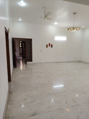 Room in 3 BHK Builder Floor at RWA Apartments Sector 39, Sector 39 – for Rent