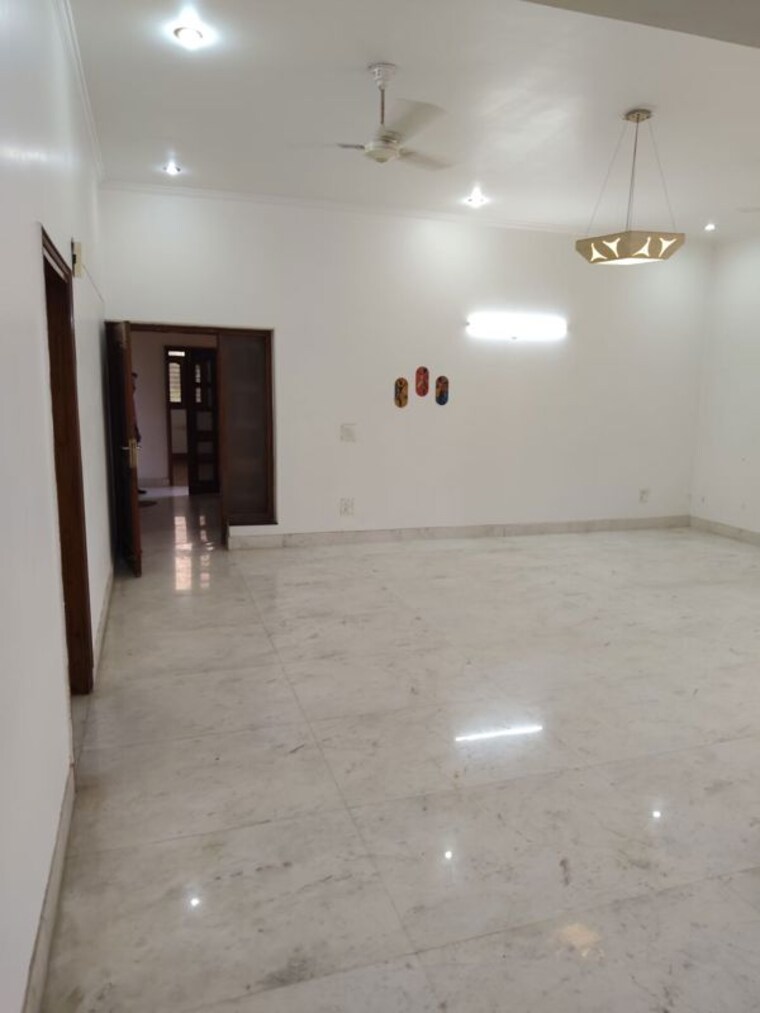 Room, rwa-apartments-sector-39 3 Bedroom 4000 Sq.Ft. Builder Floor In Sector 39 Noida 10643775