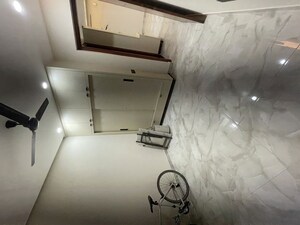 Room in 3 BHK Builder Floor at Sector 9a – for Rent