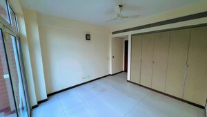 Room in 4 BHK Builder Floor at DLF Imperial Residences, Dlf Phase I – for Rent