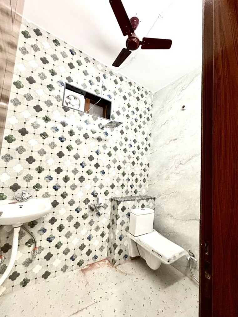 Bathroom, palam vihar 3 Bedroom 240 Sq.Yd. Builder Floor In Palam Vihar Gurgaon 10643869