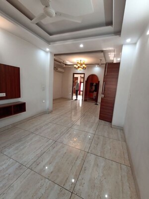 Room in 3 BHK Builder Floor at Sushant Lok 3, Sector 57 – for Rent